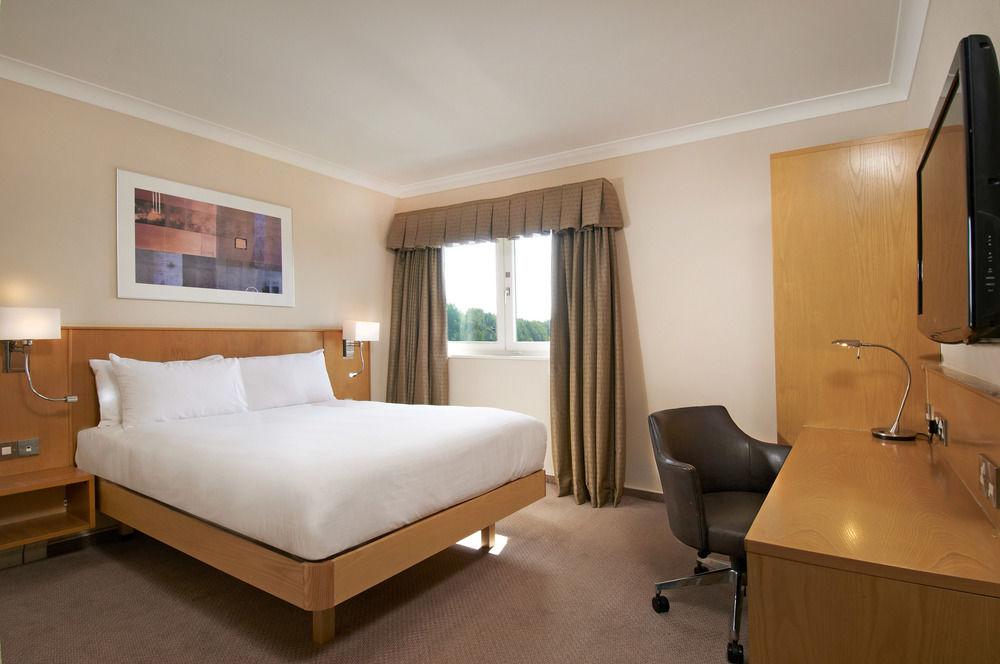 Novotel London Stansted Airport Станстед Маунтфитчет Экстерьер фото