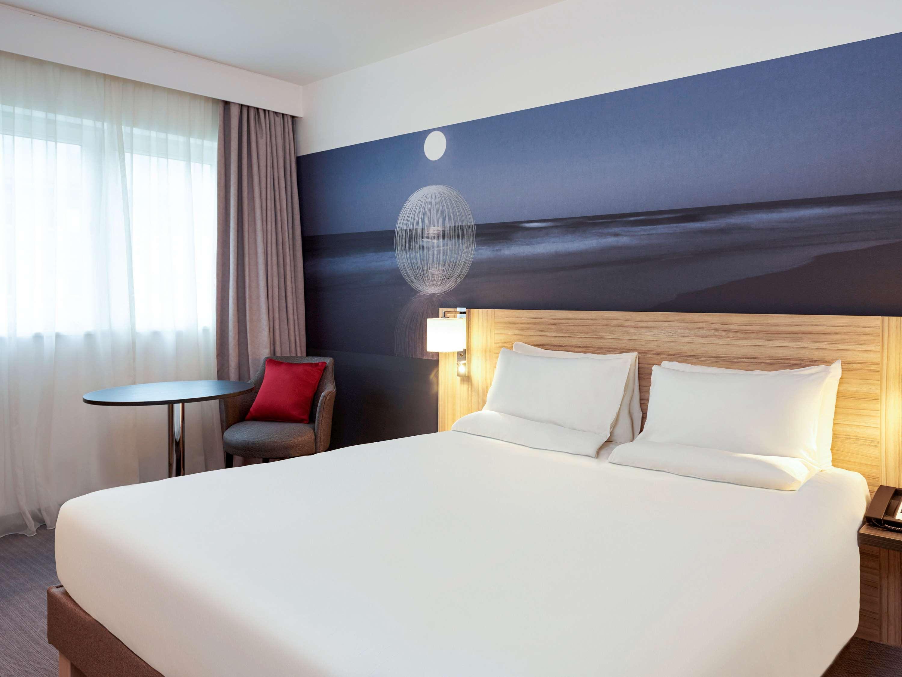 Novotel London Stansted Airport Станстед Маунтфитчет Экстерьер фото