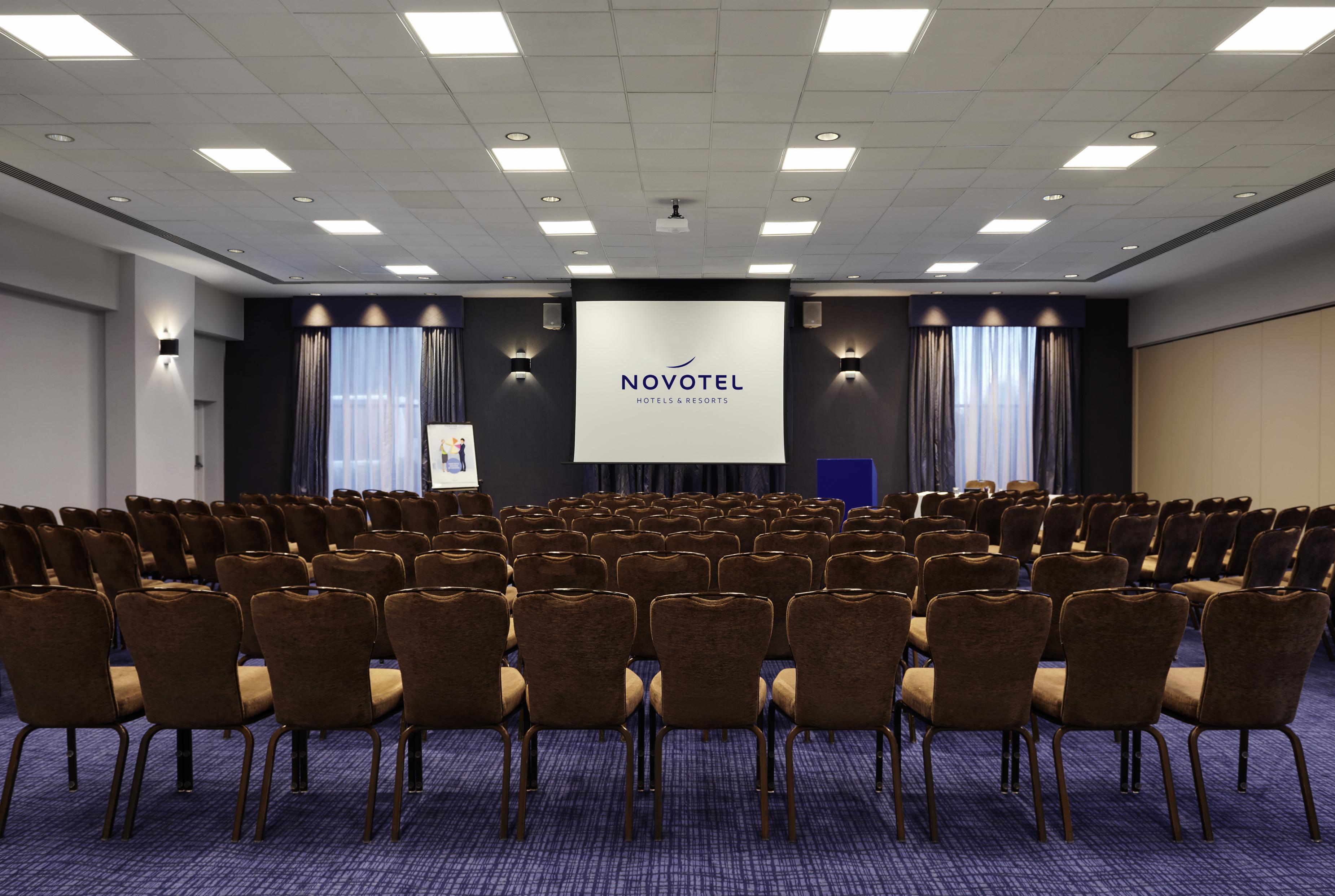 Novotel London Stansted Airport Станстед Маунтфитчет Экстерьер фото