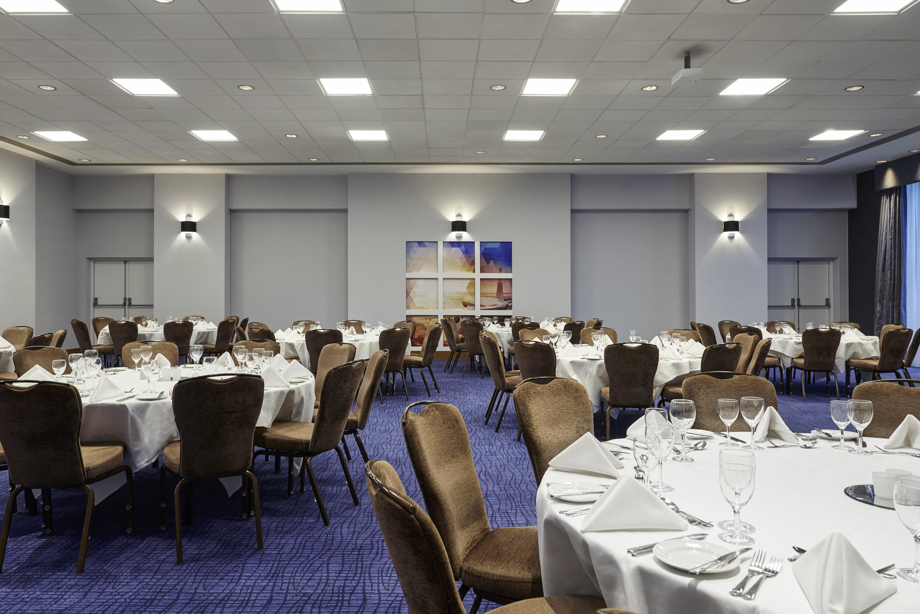 Novotel London Stansted Airport Станстед Маунтфитчет Экстерьер фото