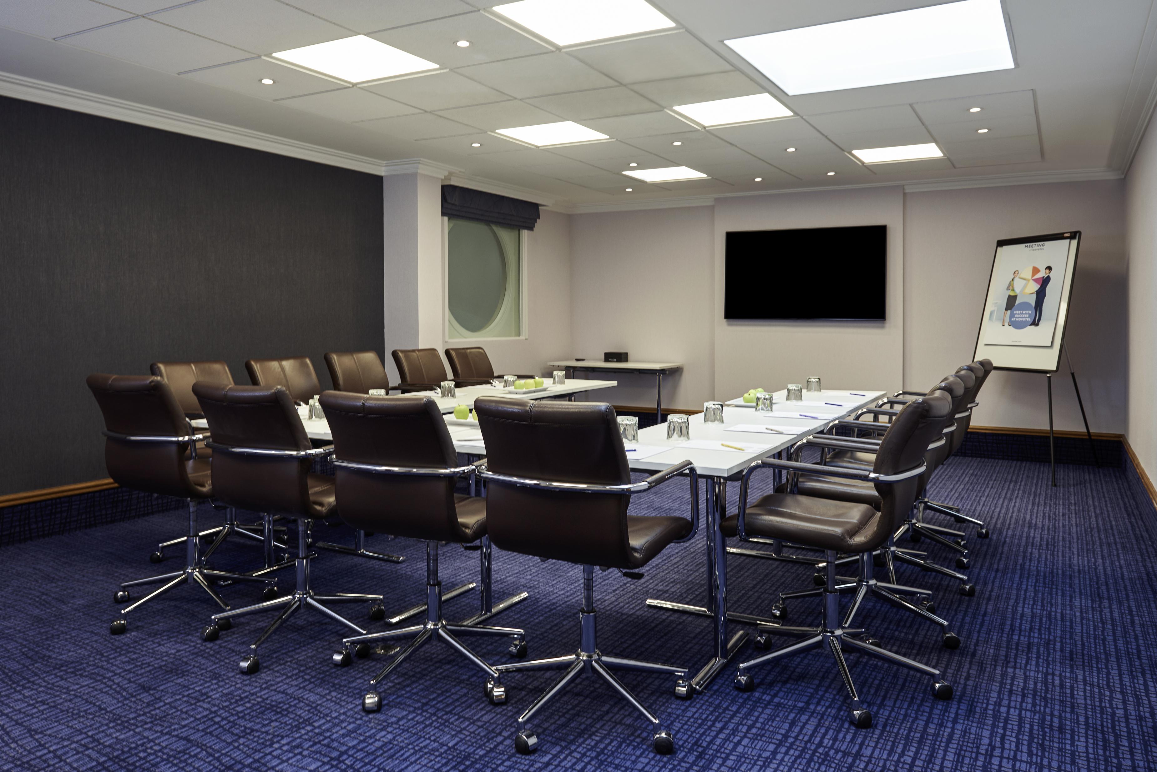 Novotel London Stansted Airport Станстед Маунтфитчет Экстерьер фото
