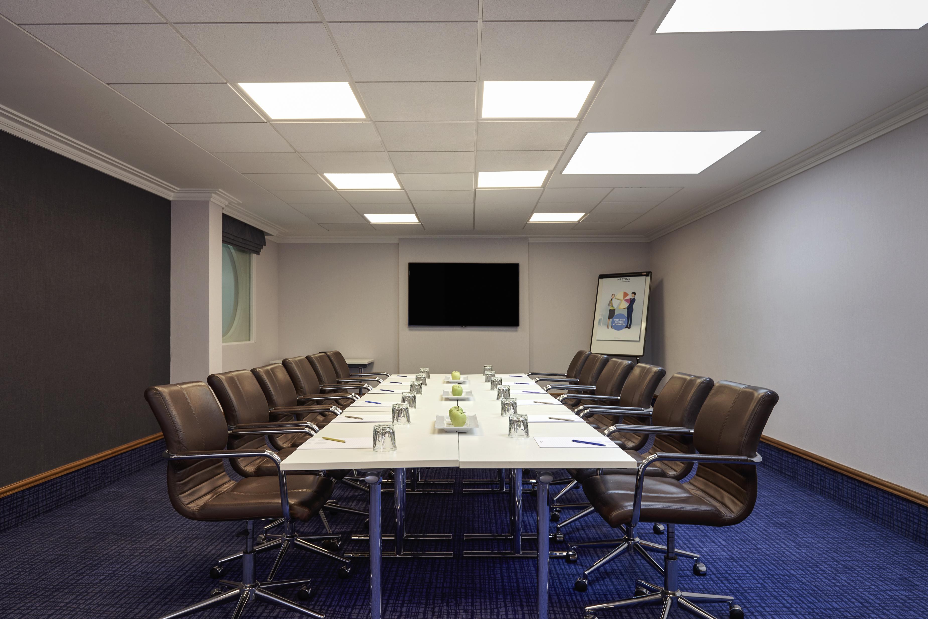 Novotel London Stansted Airport Станстед Маунтфитчет Экстерьер фото