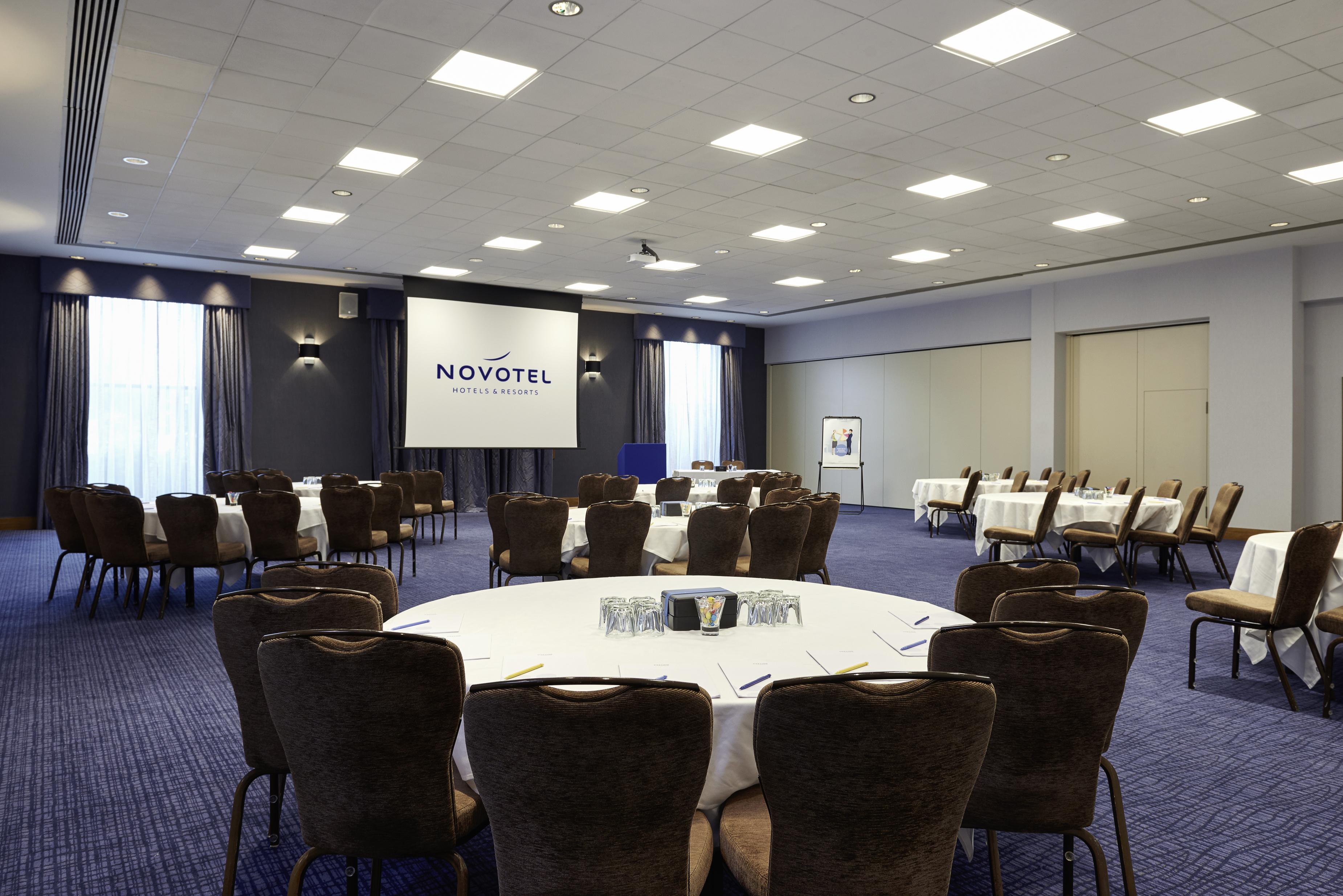 Novotel London Stansted Airport Станстед Маунтфитчет Экстерьер фото