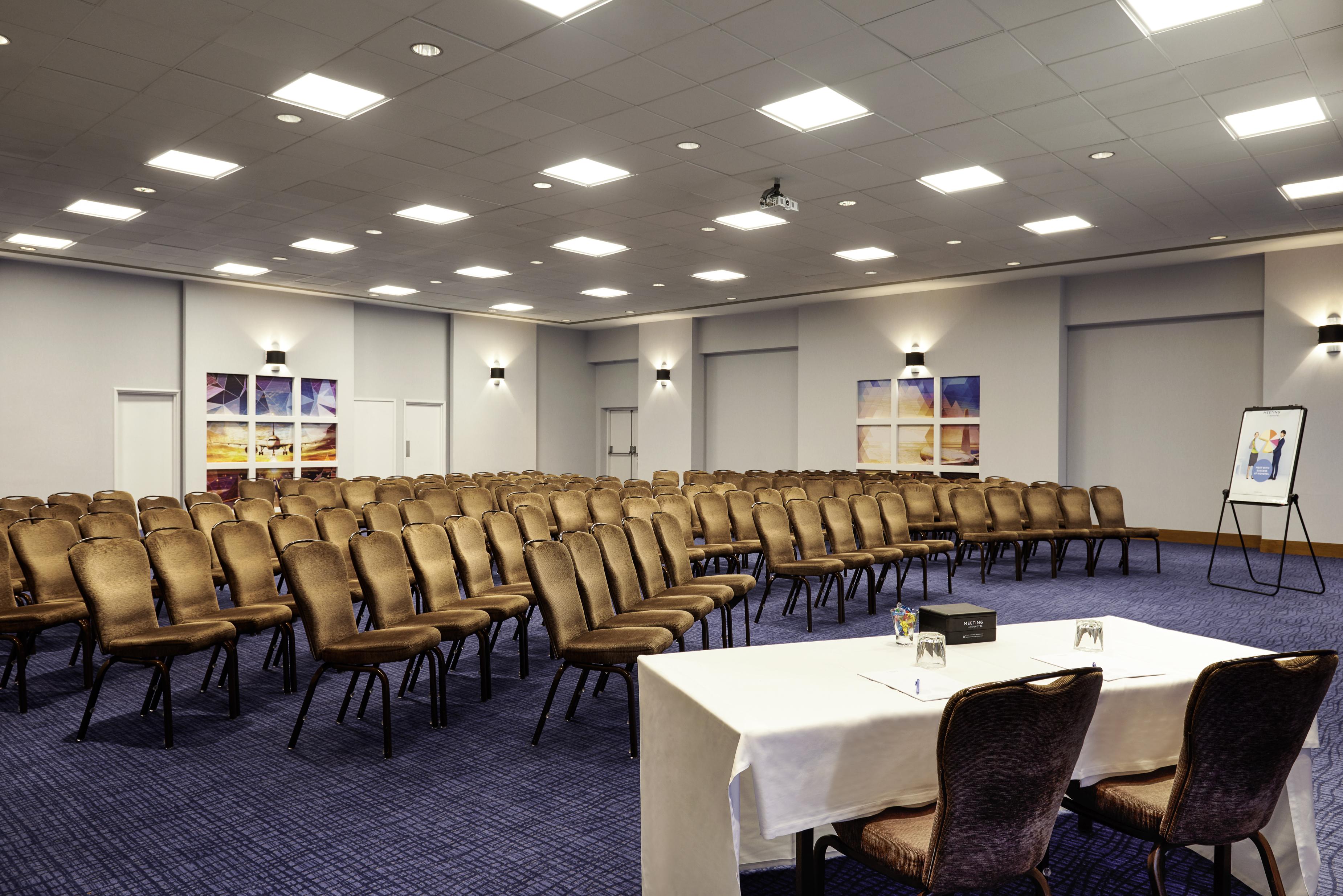 Novotel London Stansted Airport Станстед Маунтфитчет Экстерьер фото