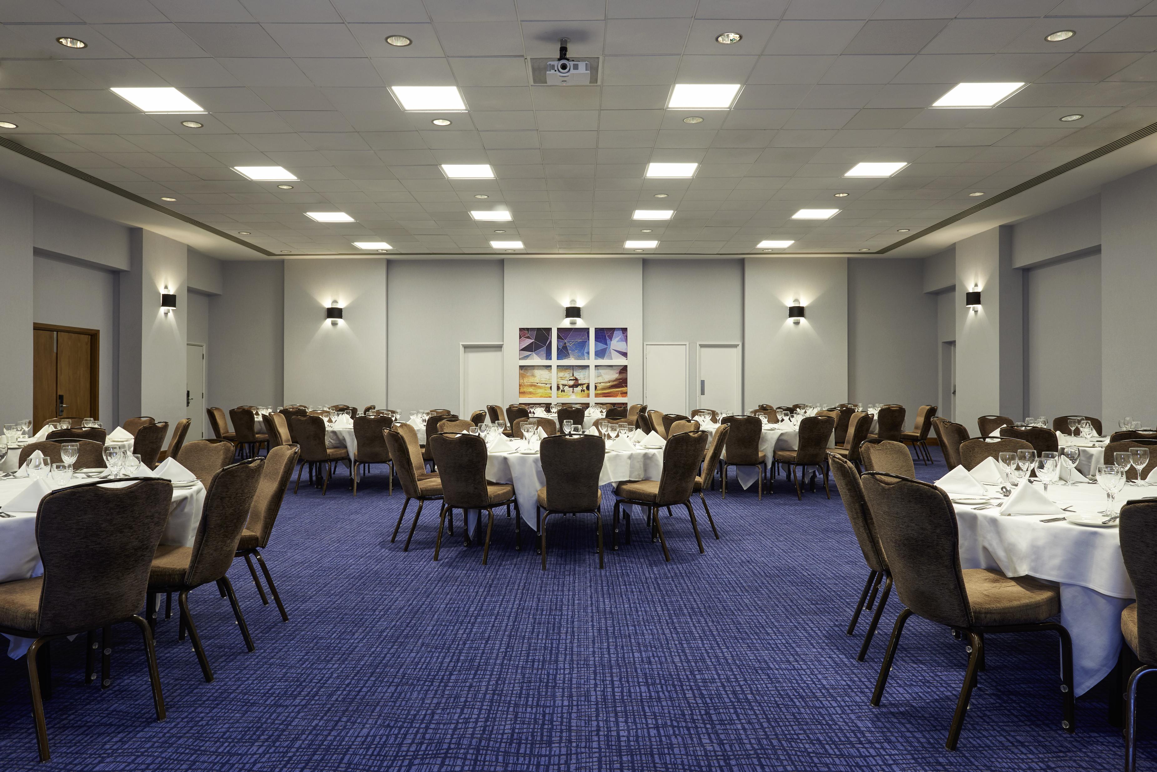 Novotel London Stansted Airport Станстед Маунтфитчет Экстерьер фото