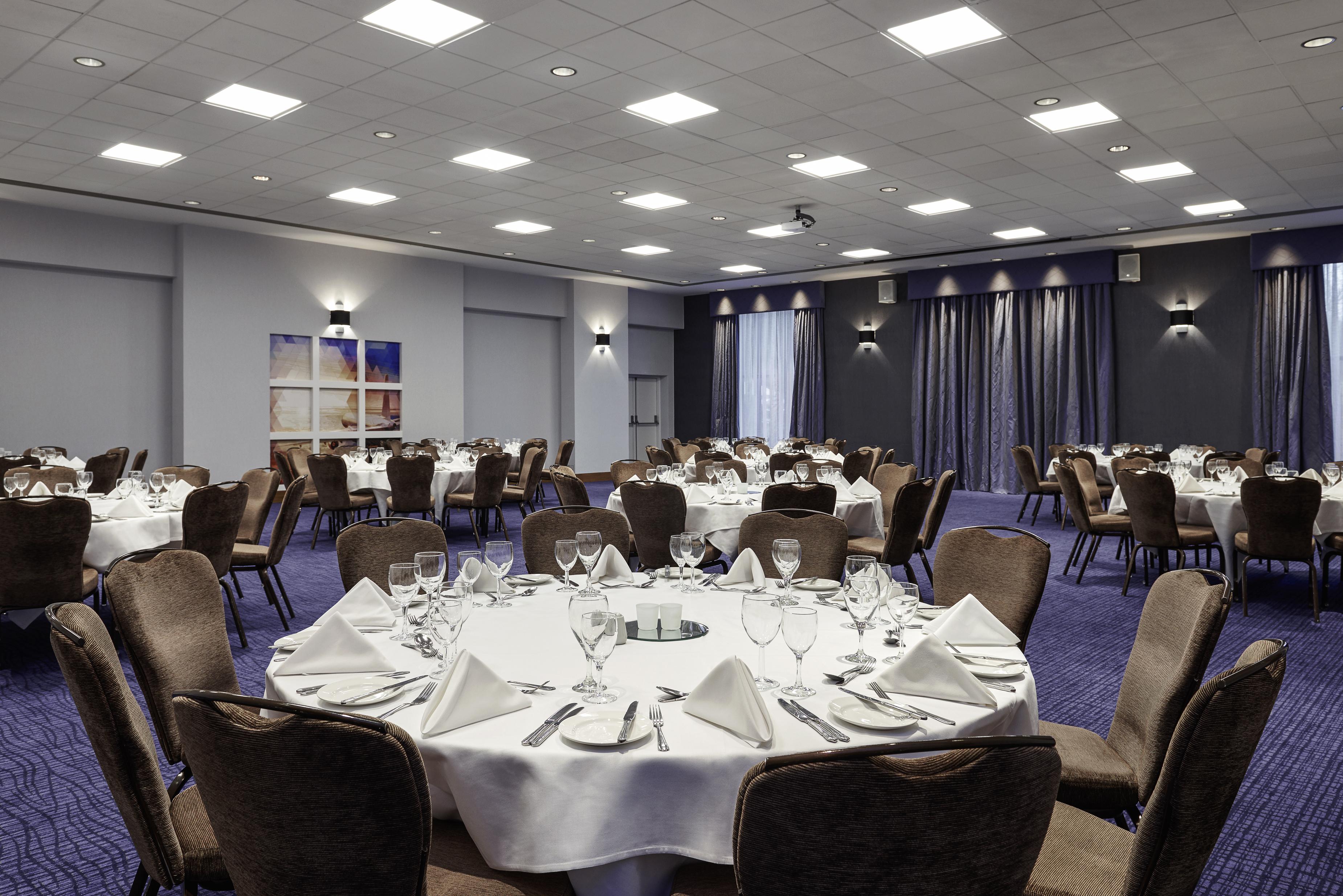 Novotel London Stansted Airport Станстед Маунтфитчет Экстерьер фото