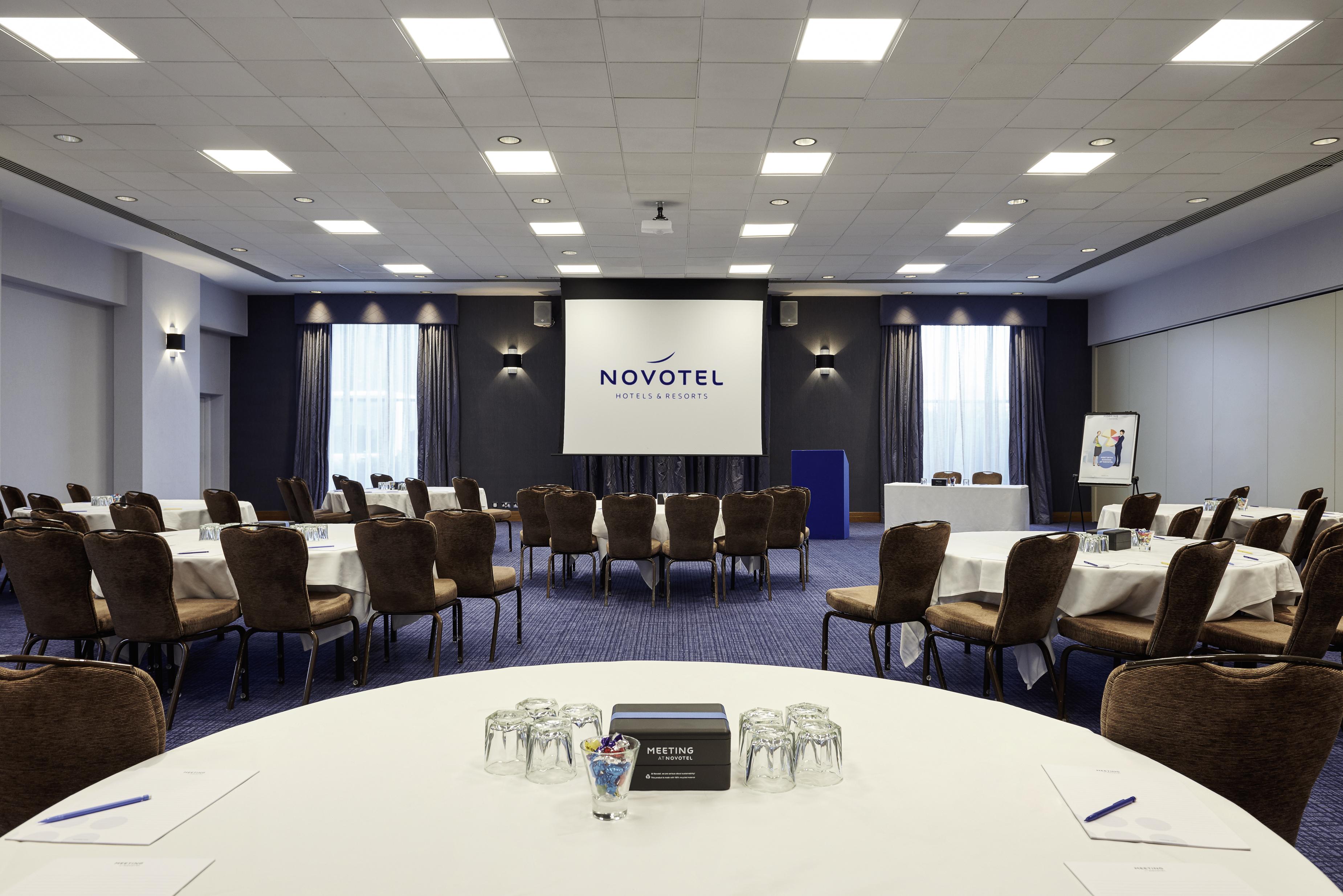 Novotel London Stansted Airport Станстед Маунтфитчет Экстерьер фото