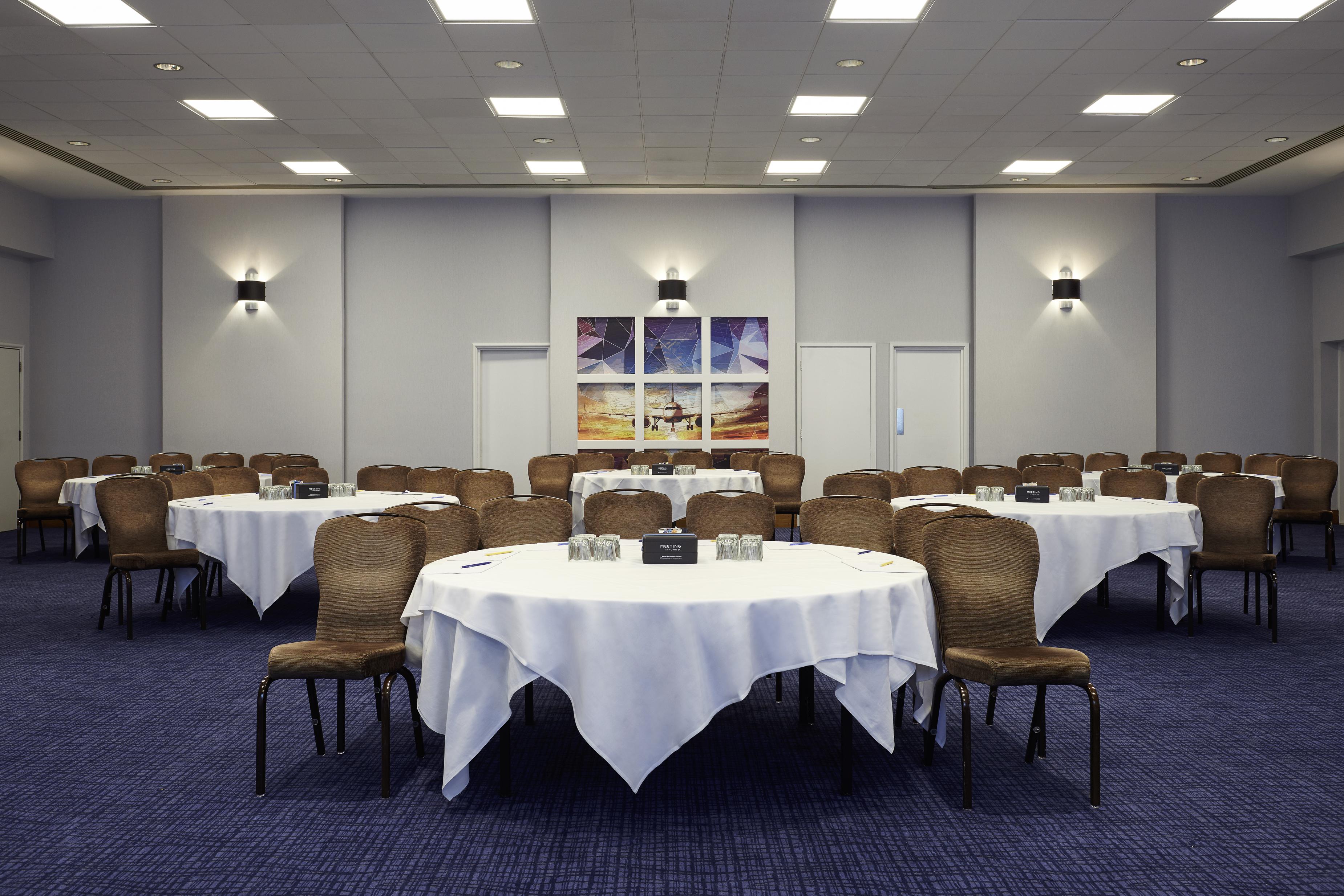 Novotel London Stansted Airport Станстед Маунтфитчет Экстерьер фото