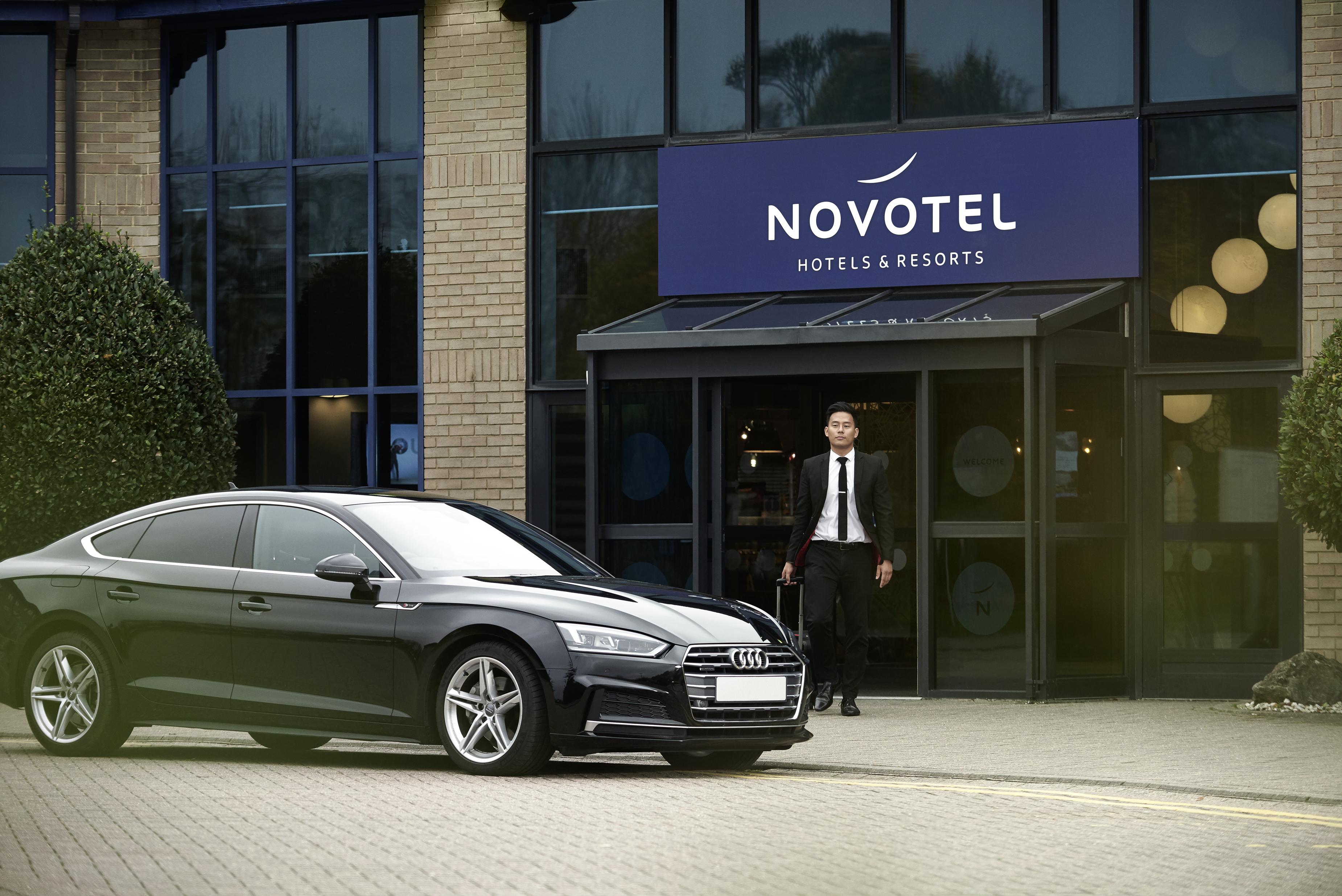 Novotel London Stansted Airport Станстед Маунтфитчет Экстерьер фото