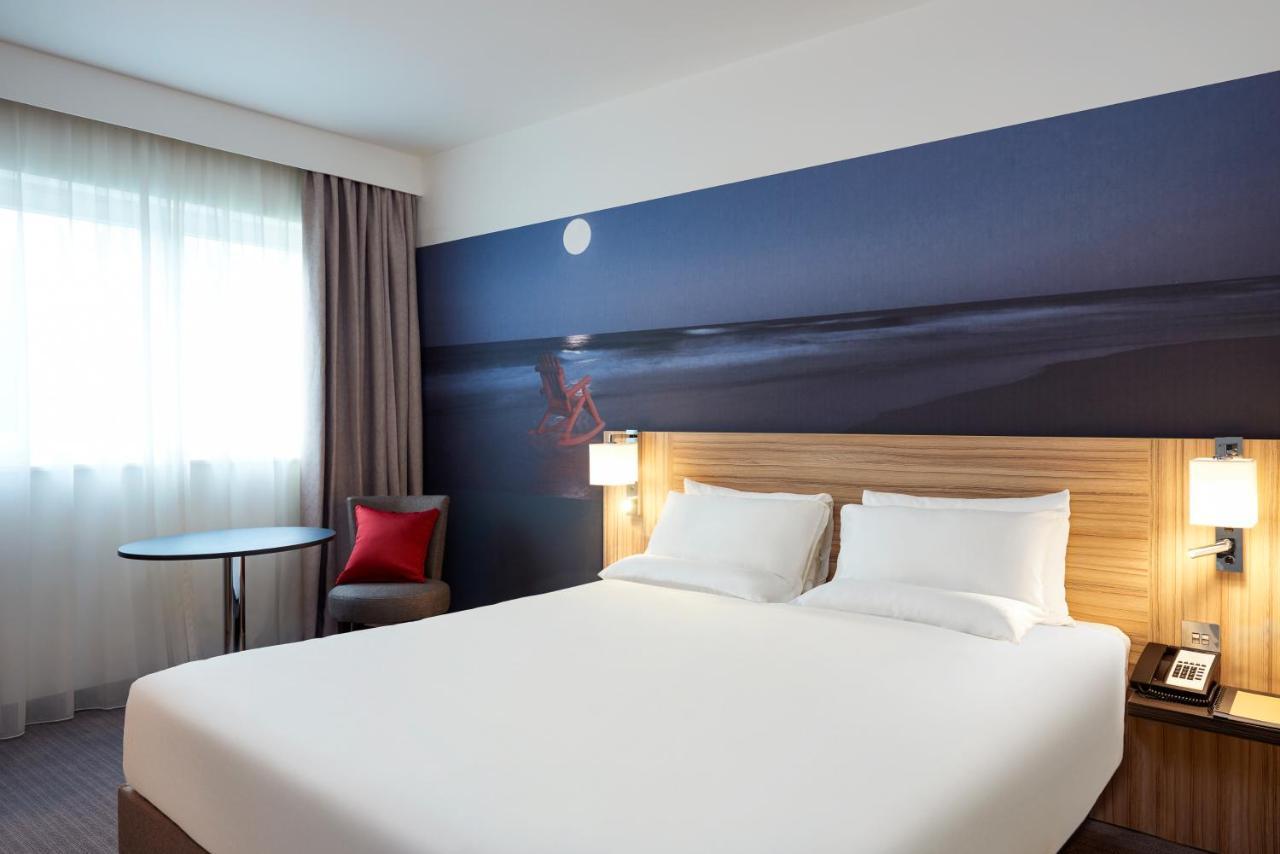 Novotel London Stansted Airport Станстед Маунтфитчет Экстерьер фото