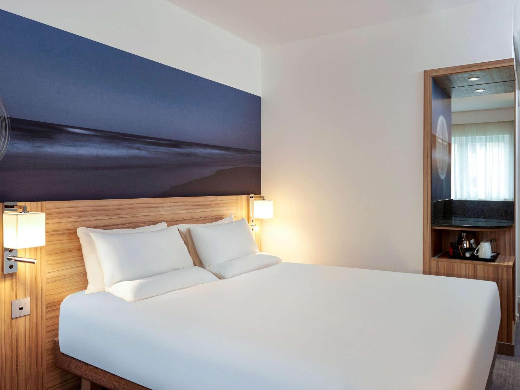 Novotel London Stansted Airport Станстед Маунтфитчет Экстерьер фото