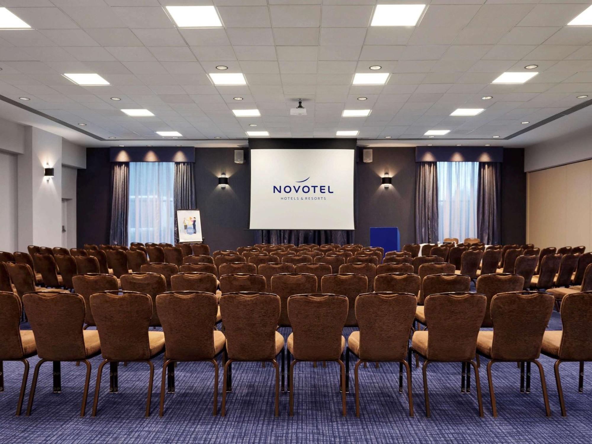 Novotel London Stansted Airport Станстед Маунтфитчет Экстерьер фото
