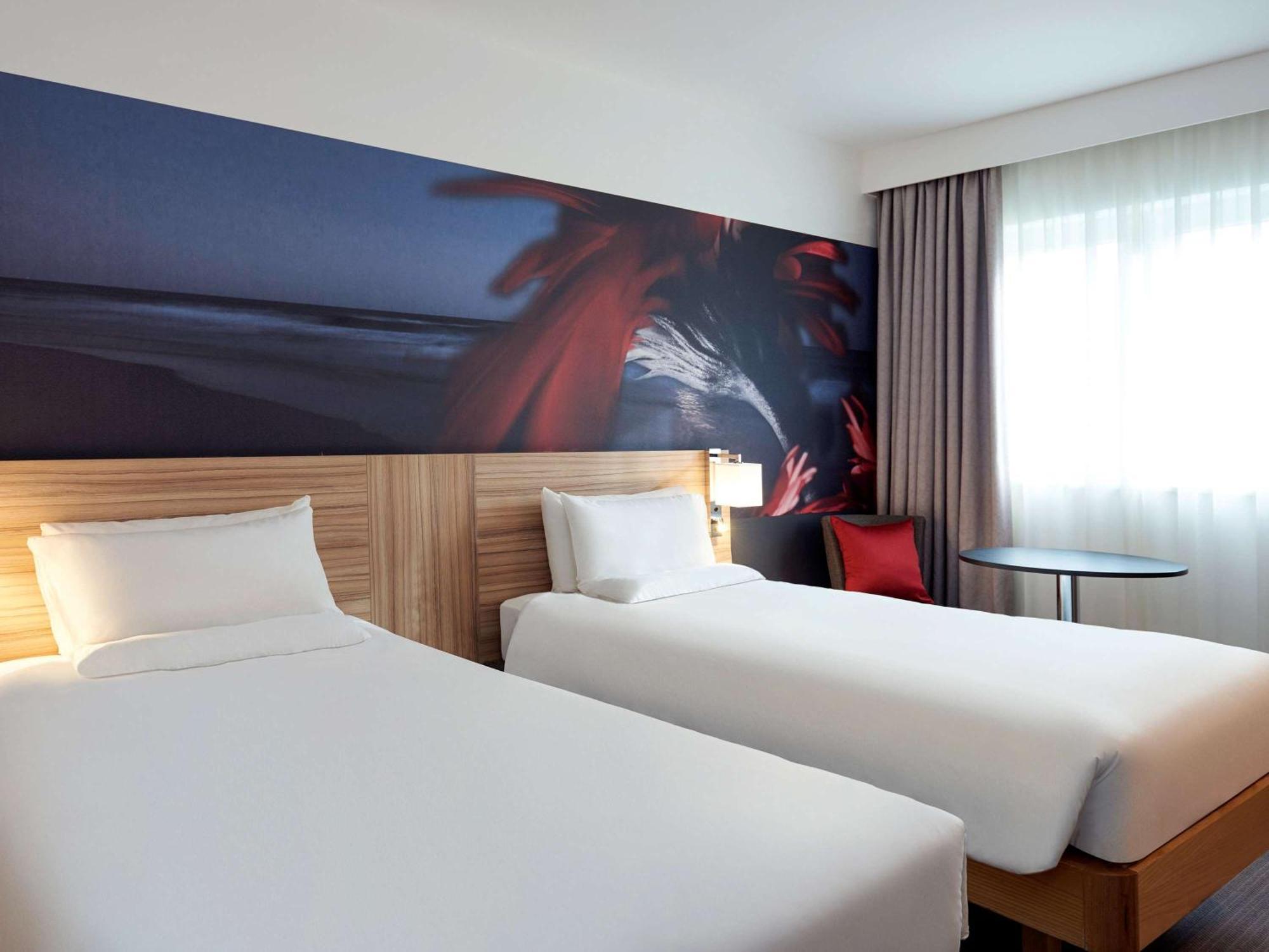 Novotel London Stansted Airport Станстед Маунтфитчет Экстерьер фото