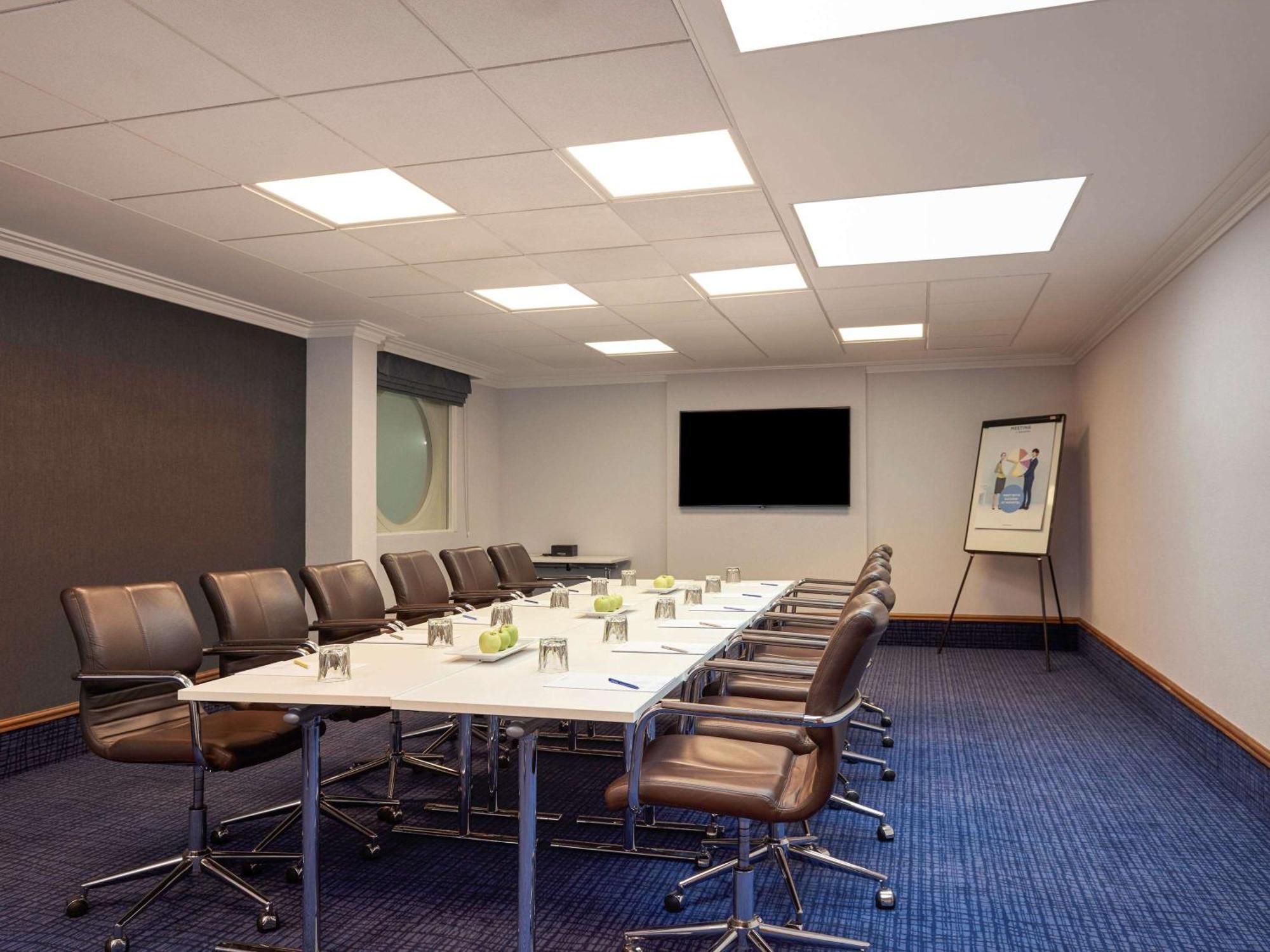 Novotel London Stansted Airport Станстед Маунтфитчет Экстерьер фото