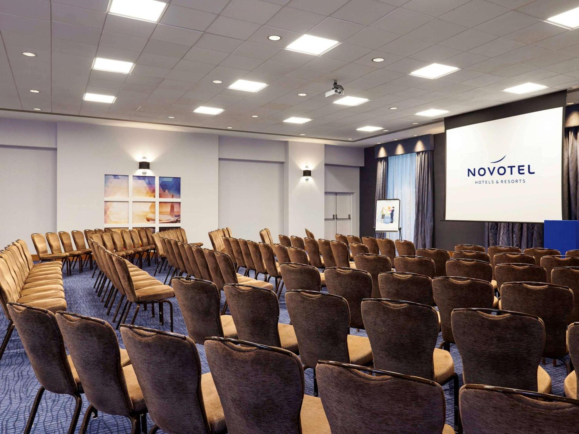 Novotel London Stansted Airport Станстед Маунтфитчет Экстерьер фото