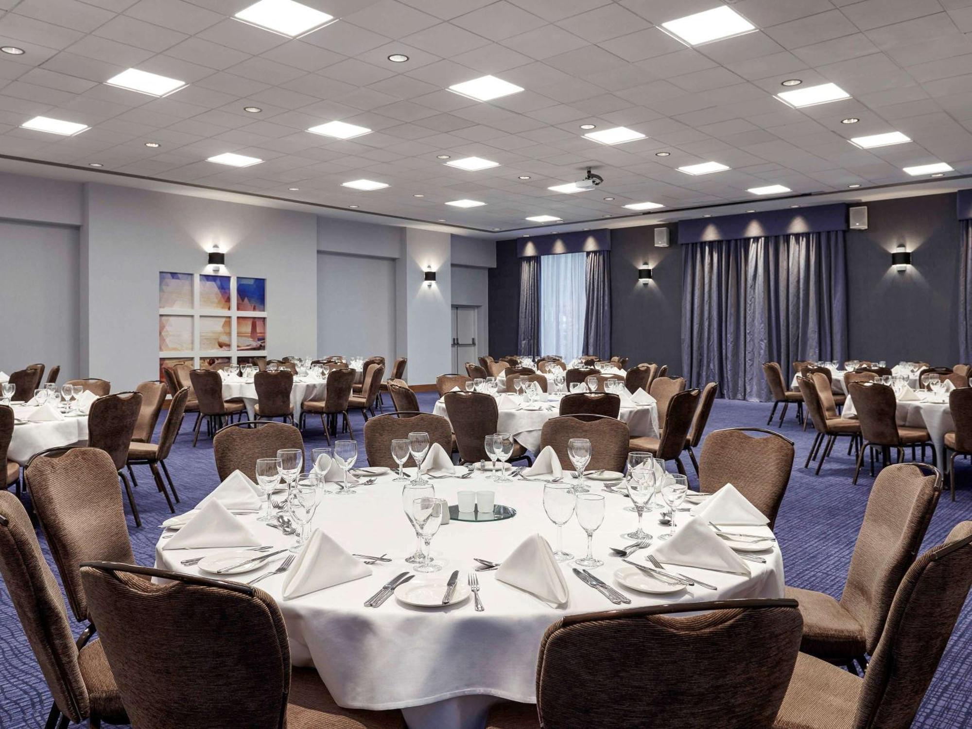 Novotel London Stansted Airport Станстед Маунтфитчет Экстерьер фото