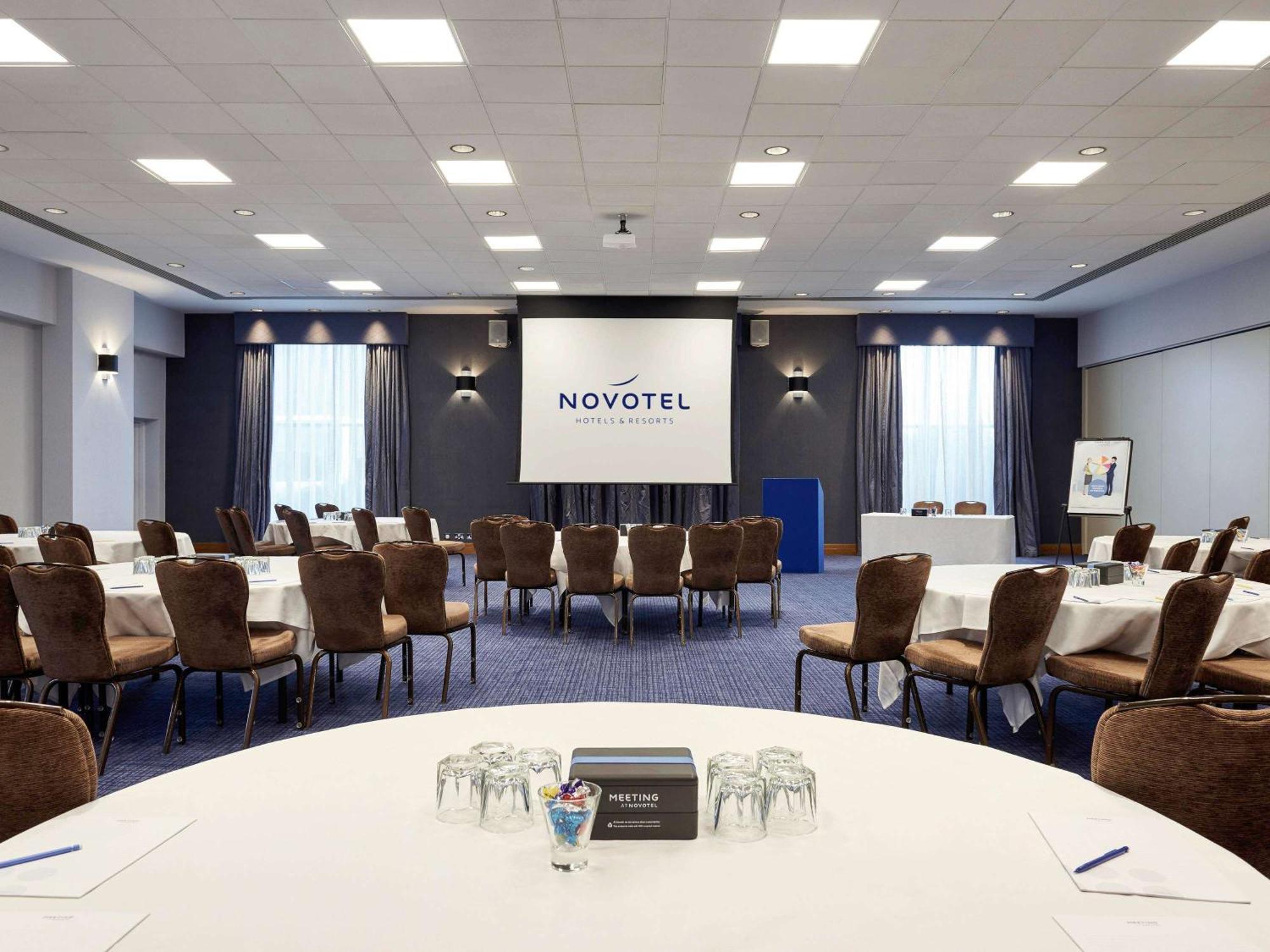 Novotel London Stansted Airport Станстед Маунтфитчет Экстерьер фото