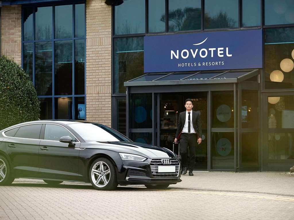 Novotel London Stansted Airport Станстед Маунтфитчет Экстерьер фото