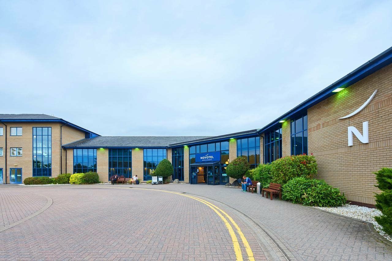 Novotel London Stansted Airport Станстед Маунтфитчет Экстерьер фото