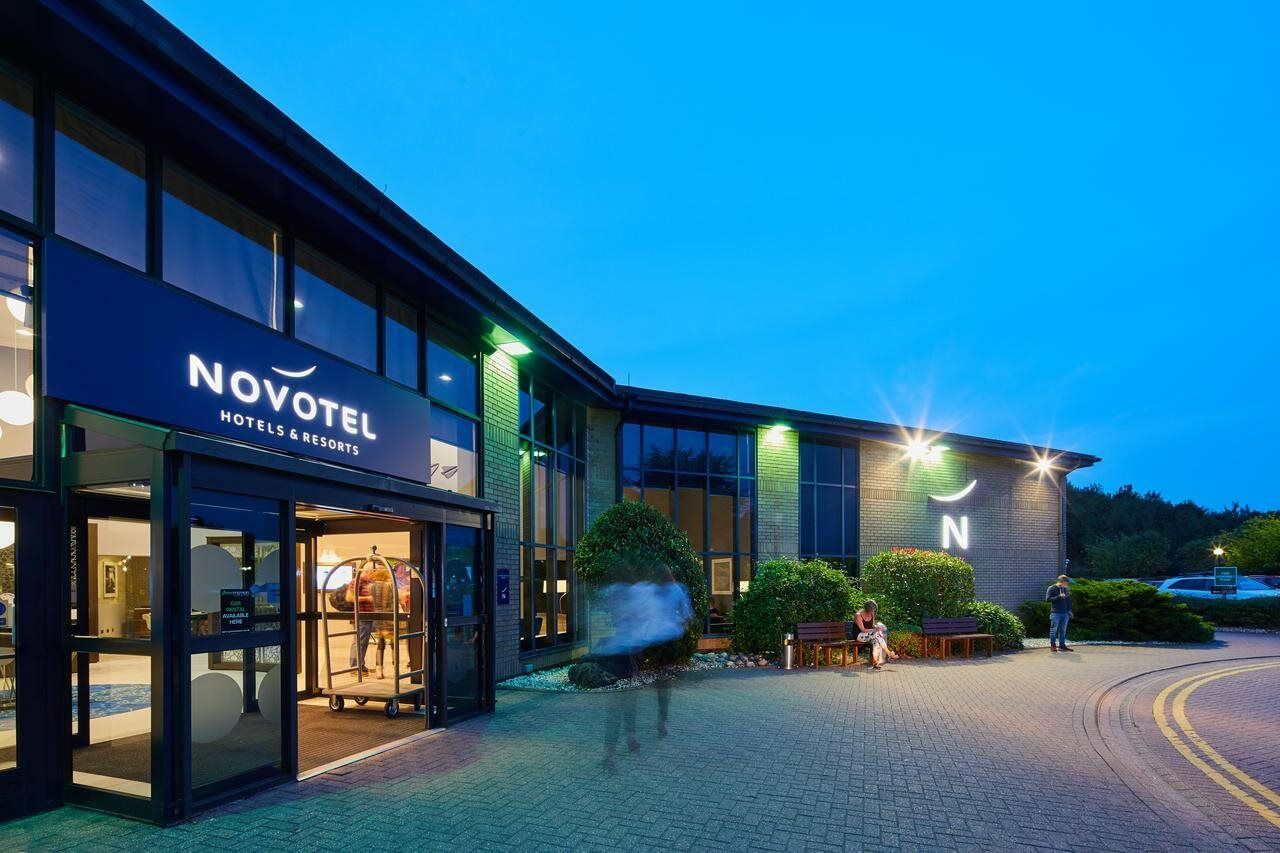 Novotel London Stansted Airport Станстед Маунтфитчет Экстерьер фото